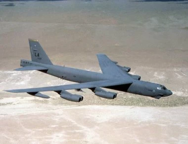 Αναπτύχθηκαν στρατηγικά βομβαρδιστικά B-52H και μαχητικά F-22 Raptor στο Κατάρ - Προειδοποίηση σε Ιράν;